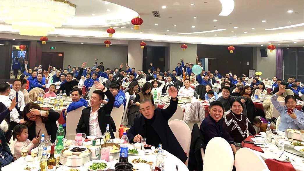 ����װ������ʢ�����װ�����������Ӣ�ۣ�